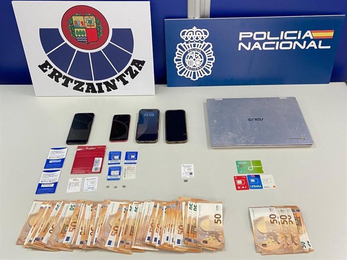 Material incautado tras ser detenida una captadora de "mulas" dedicada a la estafa del "hijo en apuros"