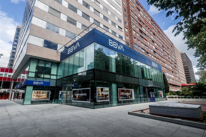 Archivo - Una sucursal del BBVA.