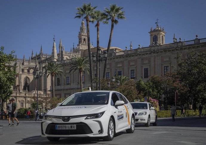 Archivo - Un taxi circula por el centro histórico, en foto de archivo.