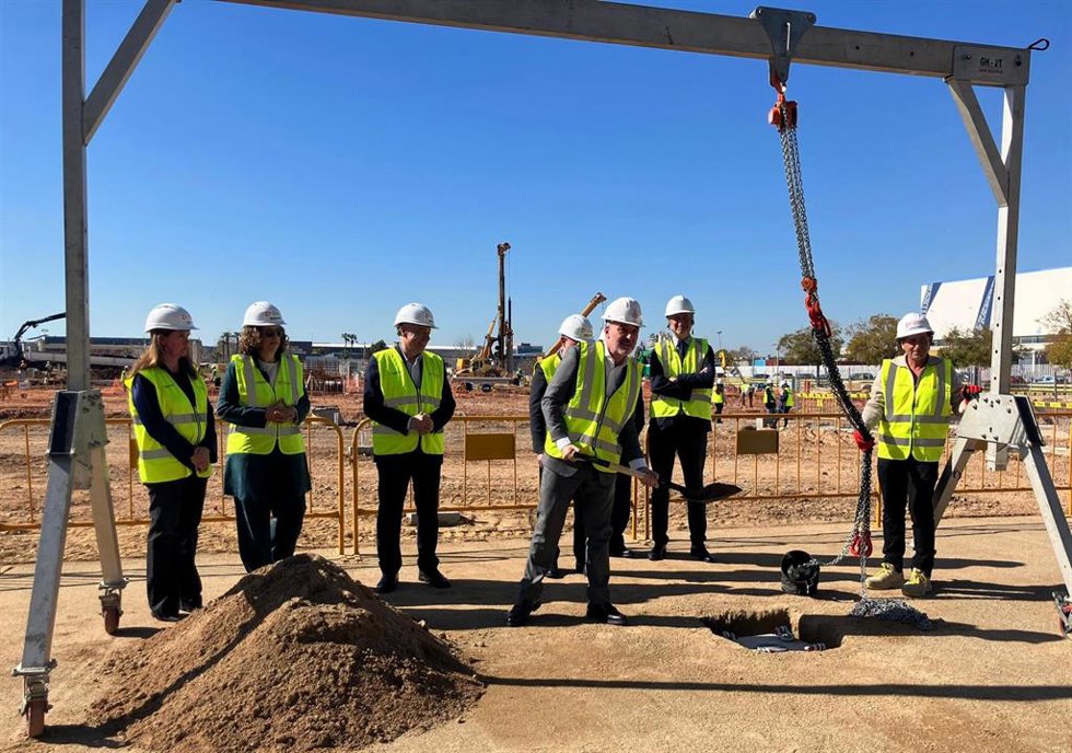 El alcalde de Barcelona, Jaume Collboni, junto al resto de autoridades, en el momento de colocar la primera piedra de la ampliación del Dfactory Barcelona