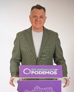 El candidato de Podemos a la Presidencia de la Junta de Andalucía, Juan Antonio Delgado, en la sede del partido