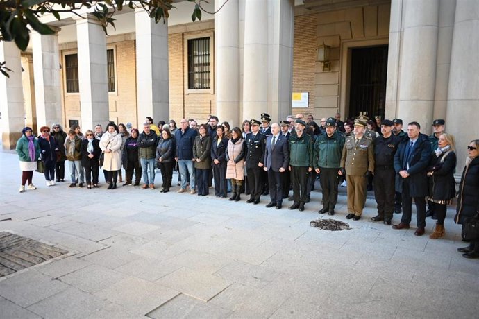 El delegado del Gobierno en Aragón, Fernando Beltrán, en la concentración de repulsa por el asesinato de violencia machista en Colungo (Huesca)