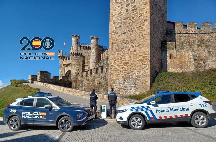 Archivo - Patrulla de la Policía Local y Nacional frente al Castillo de Ponferrada (León)