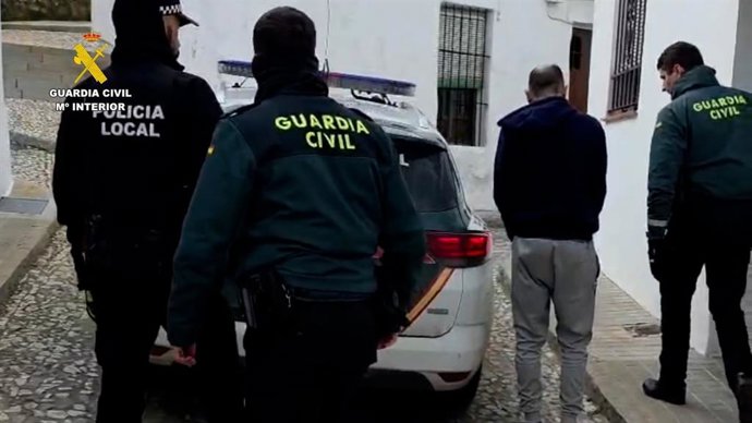 Momento de la detención en Aracena de unas de las dos personas buscadas por tráfico de drogas.