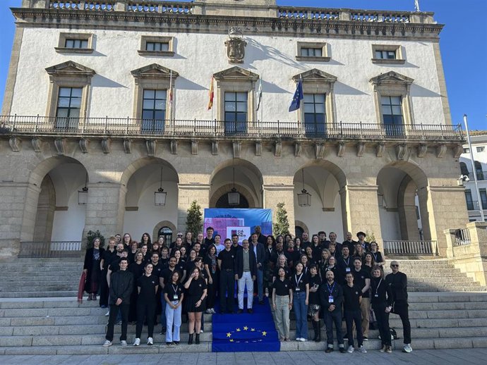 El alcalde de Cáceres, Rafael Mateos, recibe a los más de 50 participantes del Global Leaders Summit