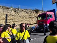 La manifestación de docentes corta la A-7 en Tarragona en ambos sentidos