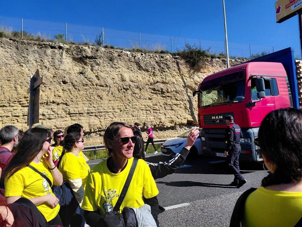 Profesores cortan la A-7 en Tarragona