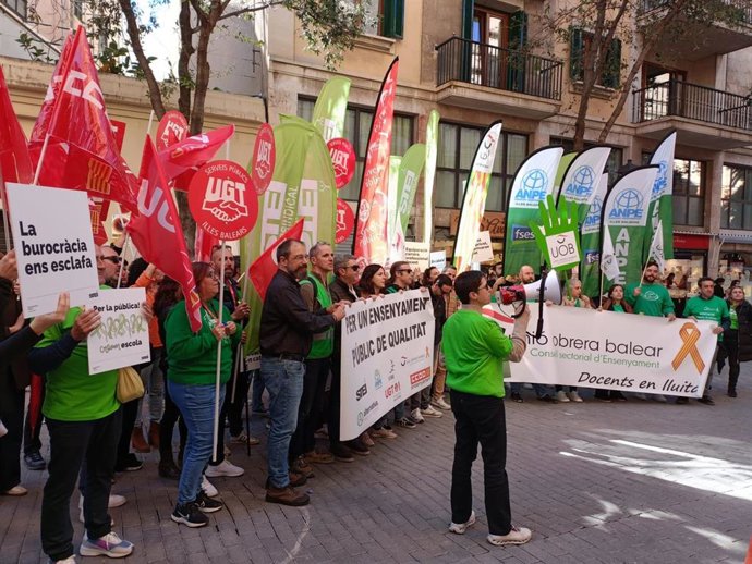 Sindicatos se concentran frente al Parlament para exigir mejoras en la educación pública.