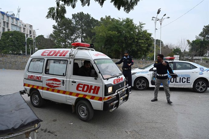 Archivo - ISLAMABAD, Feb. 6, 2026  -- An ambulance carrying injured personnel arrives at a hospital in Islamabad, capital of Pakistan, on Feb. 6, 2026. At least 31 people were killed and around 170 others were injured after an explosion ripped through a m