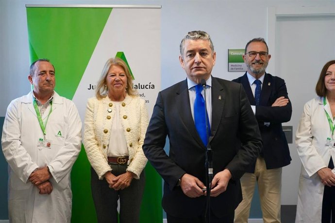 El consejero de Sanidad, Presidencia y Emergencias, Antonio Sanz, en una atención a medios en Marbella (Málaga).