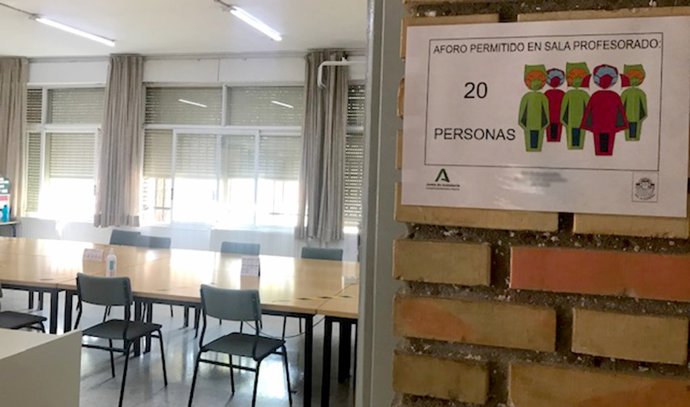 Archivo - Cartel indicando la limitación de aforo de la sala de profesores en un centro educativo público de Andalucía