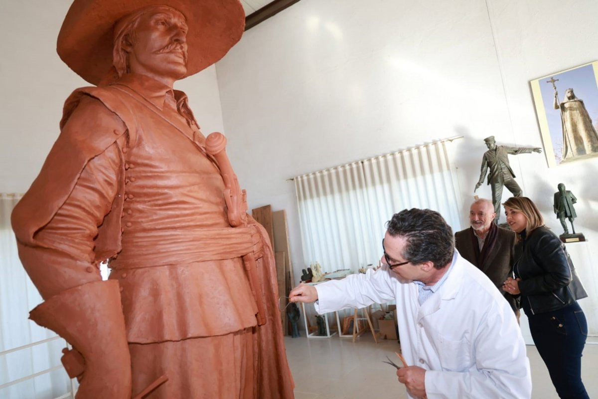 Pérez-Reverte avala el monumento a Alatriste con el que Cartagena homenajea al escritor y a los Tercios