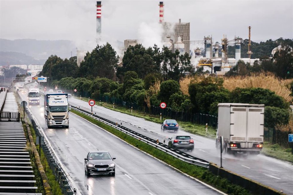Archivo - Varios vehículos circulan por la carretera, a 2 de febrero de 2026, en Marín, Pontevedra