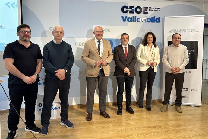 El presidente de CEOE Valladolid, Carlos Magdaleno (tercero por la derecha), junto al alcalde de Valladolid, Jesús Julio Carnero, y empresarios locales.