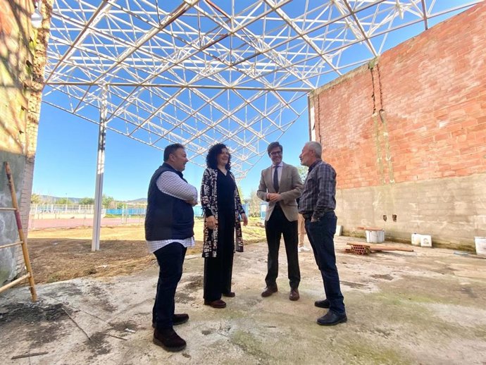 Copé (2º dcha.), duante su visita a las obras en el IES Gran Capitán.