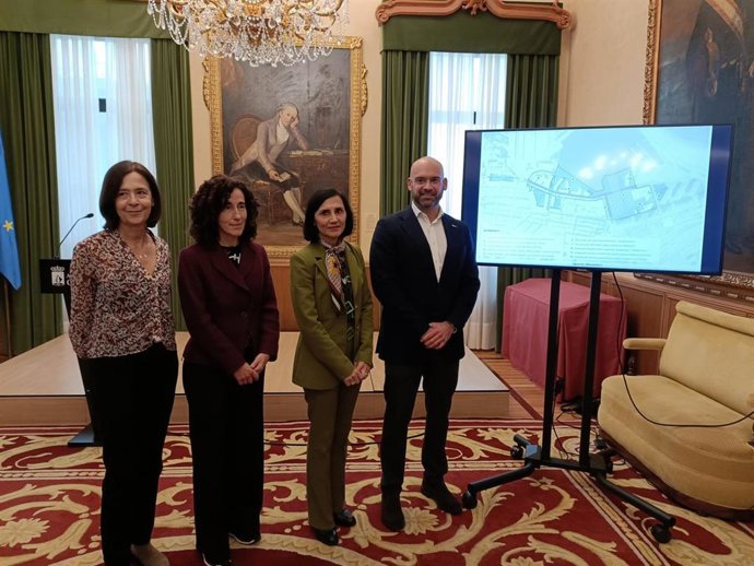 El concejal de Urbanismo del Ayuntamiento de Gijón, Jesús Martínez Salvador, junto con responsables del Ayuntamiento, durante una rueda de prensa en el Consistorio gijonés sobre el Plan Especial de Naval Azul.