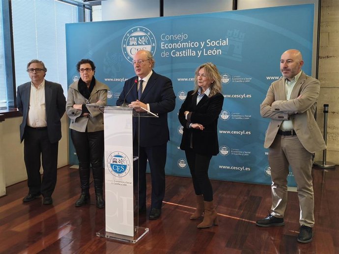 Participantes en la jornada sobre el programa Leader en el CES, con su presidente, Enrique Cabero, en el atril.