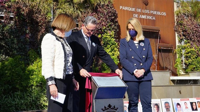 Archivo - Imagen de archivo de la inauguración de un monolito en recuerdo de María Teresa Fernández en Motril (Granada)