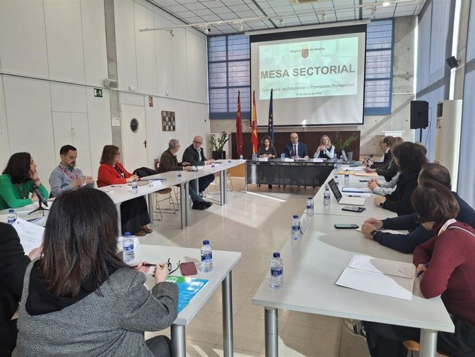 El consejero de Educación y Formación Profesional, Víctor Marín, preside la Mesa Sectorial de Educación en la que se adoptó el nuevo Acuerdo de Interinos