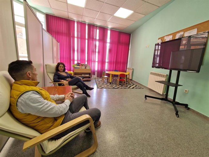 La alcaldesa de Teruel, Emma Buj, junto al concejal de Cultura, Carlos Méndez, han visitado el centro del Arrabal.
