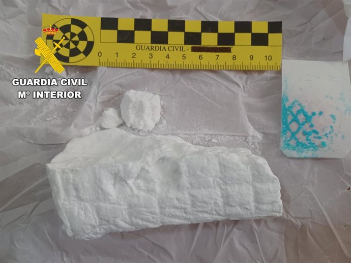 Paquete con unos 150 gramos de cocaína decomisados en el interior del vehículo que conducía el detenido en Valencia de Don Juan (León).