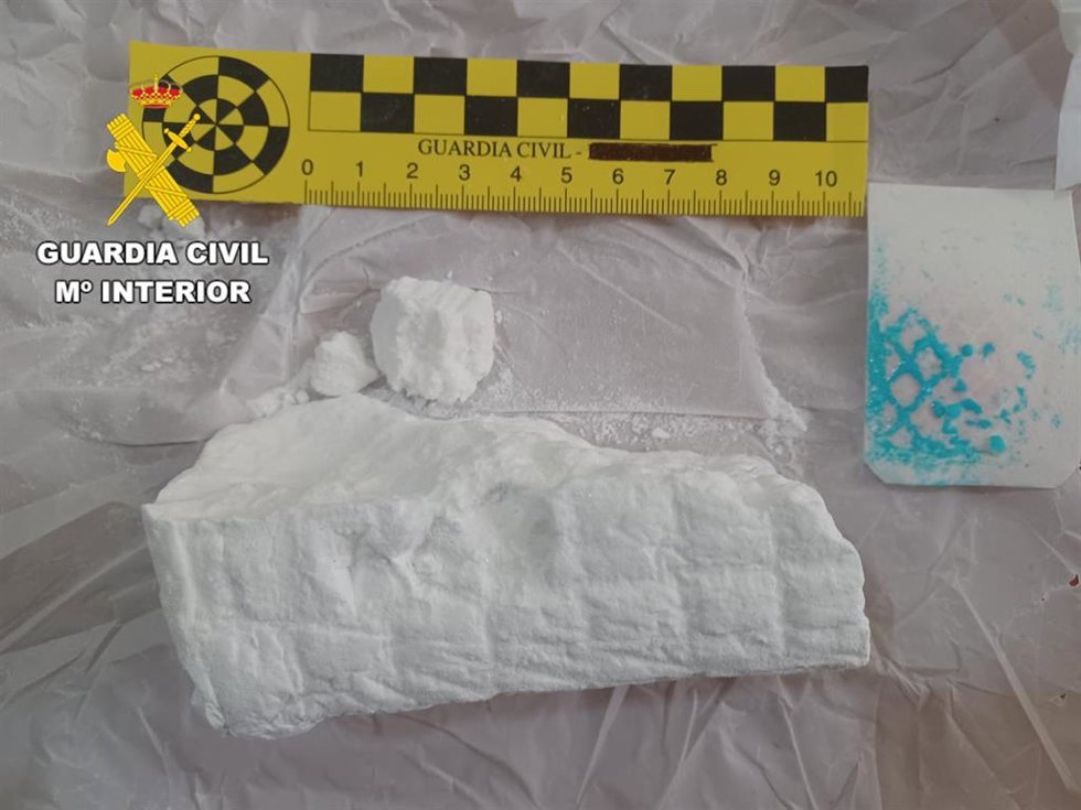 Paquete con unos 150 gramos de cocaína decomisados en el interior del vehículo que conducía el detenido en Valencia de Don Juan (León).