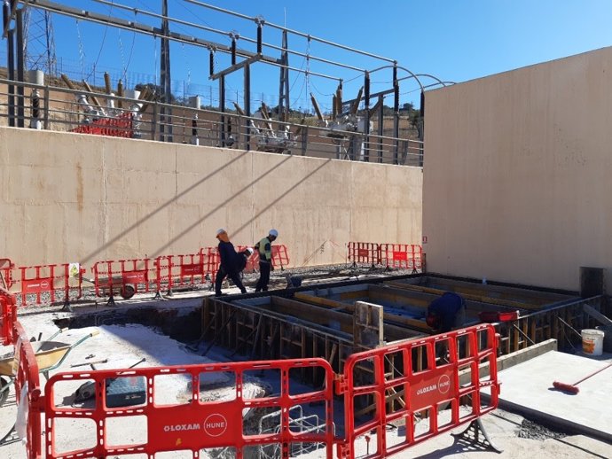 La actuación ha supuesto una inversión superior a los 1,7 millones de euros y ha permitido dotar a la subestación de un nuevo transformador de 20/25 MVA capaz de transformar energía de 132 kV a 20 kV, es decir de alta a media tensión.