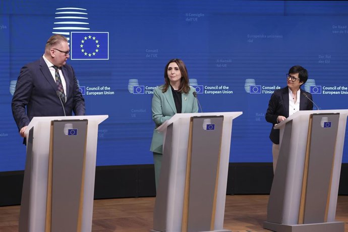El viceprimer ministro de Ucrania, Taras Kachka, la viceministra chipriota para Asuntos Europeos de Chipre, Marilena Raouna, y la comisaria europea de Ampliación, Marta Kos, en una rueda de prensa desde Bruselas.