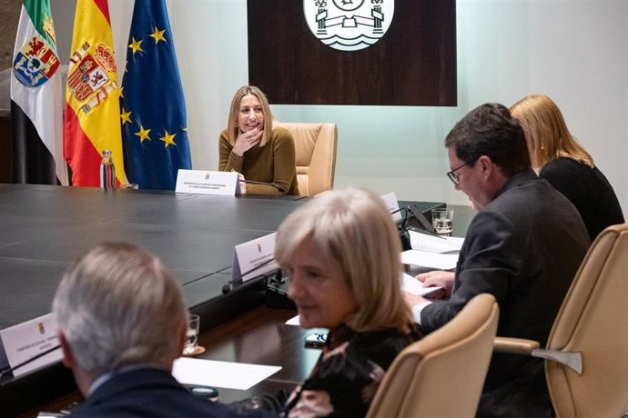 La presidenta de la Junta de Extremadura en funciones, María Guardiola, en el Consejo de Gobierno autonómico
