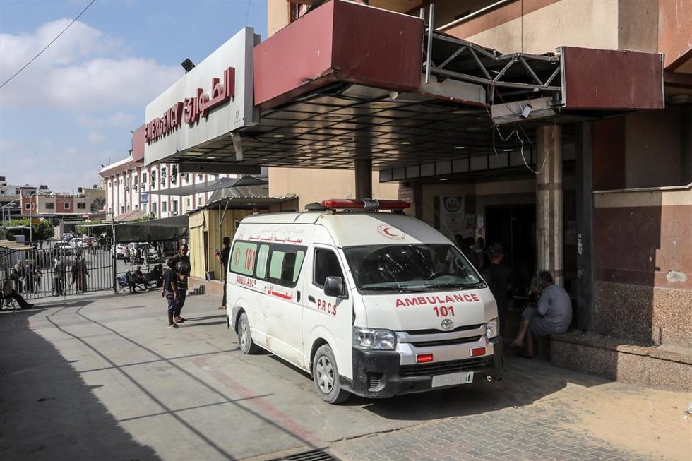 Archivo - Una ambulancia frente a un hospital en Jan Yunis, en el sur de la Franja de Gaza (archivo)