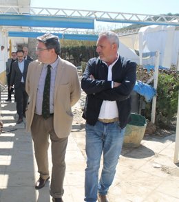 El delegado territorial de Desarrollo Educativo y Formación Profesional de la Junta de Andalucía en Cádiz, José Ángel Aparicio, junto al alcalde de Torre Alháquime, Pedro Barroso, en una visita al CEIP Sagrado Corazón, donde se acometerán obras.