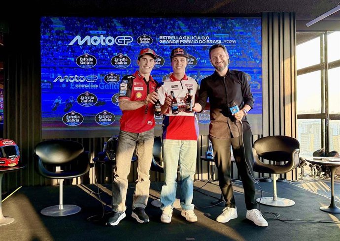 Los pilotos de MotoGP Marc Márquez (izquierda) y Diogo Moreira, y Ramón Ongil, Global Sports Partnerships Manager de Estrella Galicia 0,0, en Sao Paulo.