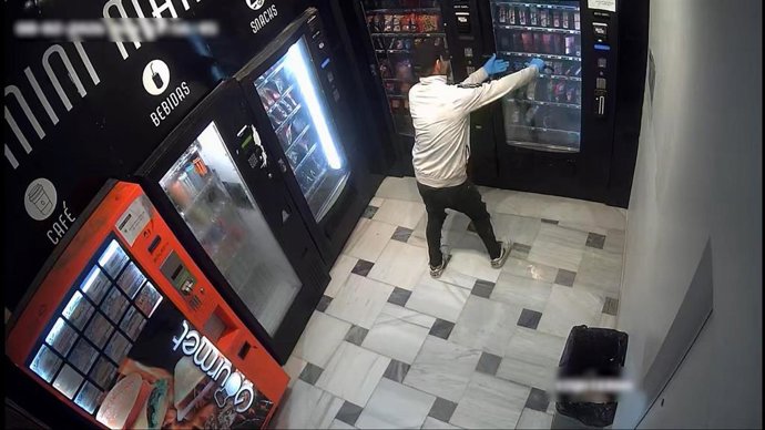 El detenido en Villamartín por siete robos grabado en una cámara de vigilancia.