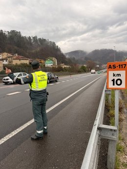 Un Guardia Civil en el lugar del sinistro.