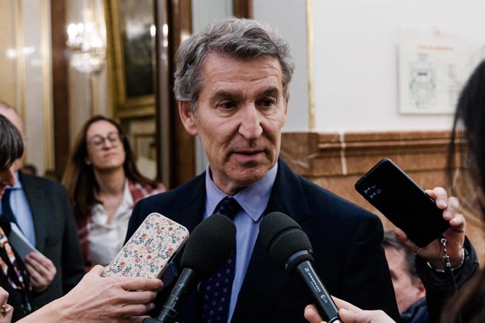 O presidente do PP, Alberto Núñez Feijóo, fala com a imprensa ao chegar a uma sessão plenária no Congresso dos Deputados, em 24 de fevereiro de 2026, em Madri (Espanha). O Congresso debate duas propostas de lei: a de Sumar para a