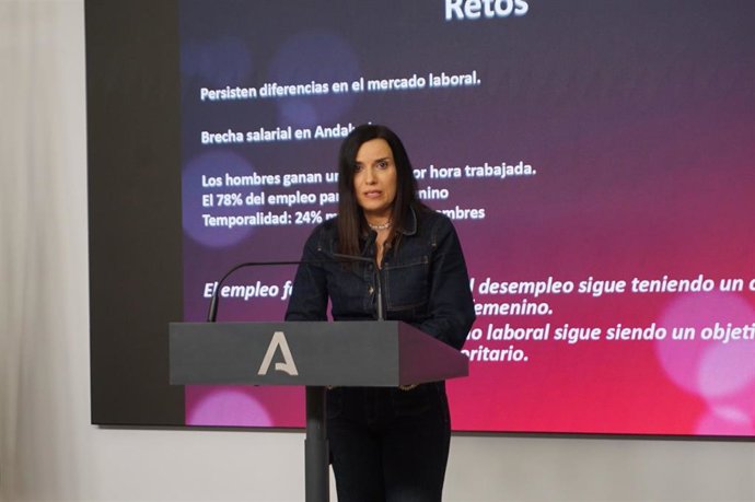 La delegada de Empleo de la Junta en Córdoba, María Dolores Gálvez, durante su intervención.