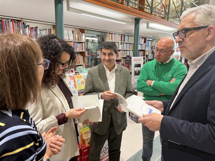 El delegado del Gobierno en Galicia, Pedro Blanco, visita una librería en Lugo junto al alcalde de la ciudad, Miguel Fernández.