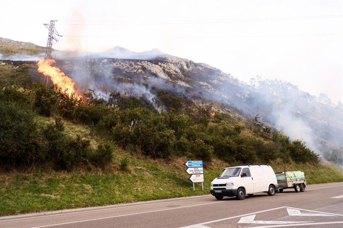 Archivo - Incendio forestal en Cantabria junto a una carretera en foto de archivo