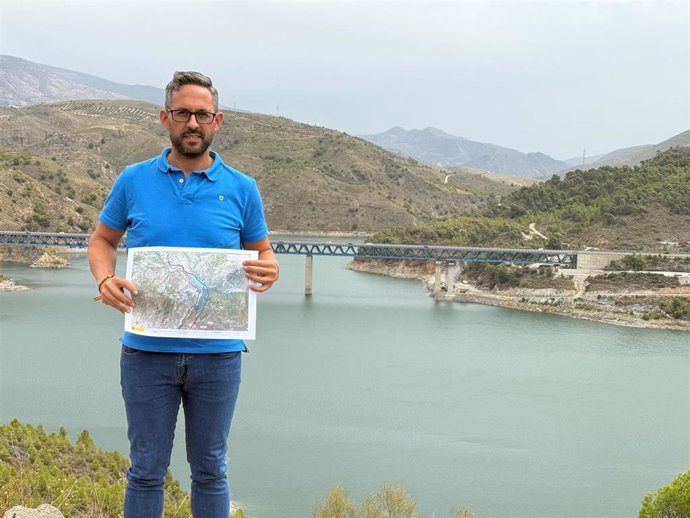 Archivo - El vicesecretario del PP de Granada, Antonio Mancilla, en imagen de archivo ante el sistema de embalses de Rules-Béznar