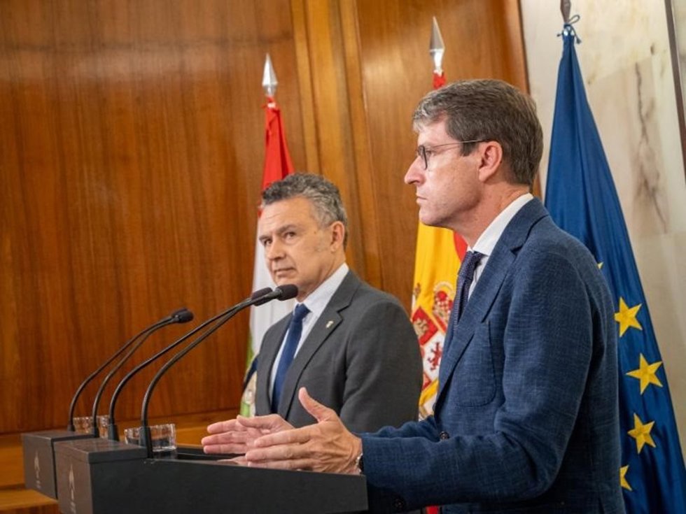 Archivo - El presidente del Gobierno riojano, Gonzalo Capellán, con el alcalde de Logroño, Conrado Escobar, en rueda de prensa tras la firma del Convenio de Capitalidad
