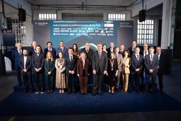 Foto de familia del tercer 'Encuentro del Ecosistema de la Industria Nacional de Defensa' que organiza Indra, en esta ocasión en la Fábrica de Armas de La Vega, en Oviedo (Asturias).