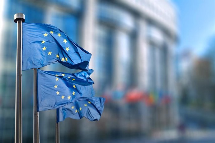 Imagen de recurso de banderas de la UE junto a una de las sedes institucionales en Bruselas.