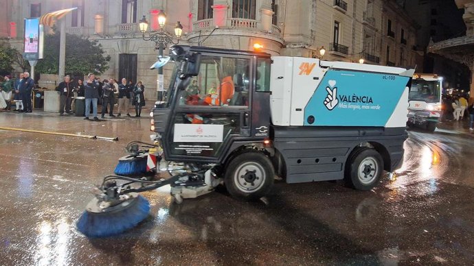 Archivo - Arxiu - Imatge d'una màquina netejant en el centre de València.