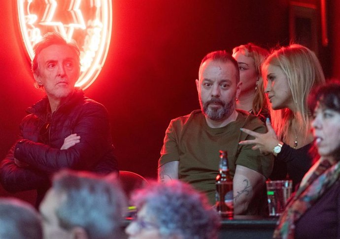 El cantante Ramoncín (i) y el periodista Antonio Maestre (c), durante un diálogo sobre el futuro de la izquierda alternativa, en la sala Galileo Galilei, a 18 de febrero de 2026, en Madrid (España). Las propuestas del portavoz de Esquerra Republicana en e