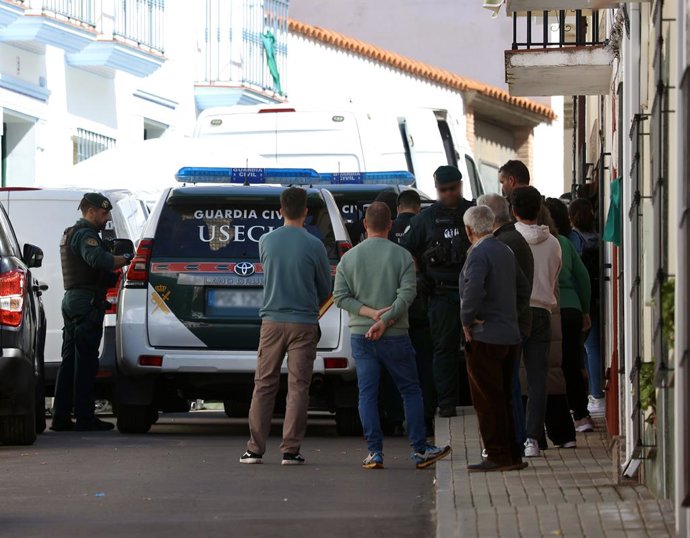 Agentes de la Guardia Civil trabajan en el lugar de los hechos bajo la mirada de los vecinos de la localidad, a 12 de marzo de 2026, en Hornachos, Badajoz, Extremadura (España). Agentes de la Guardia Civil continúan hoy con los registros en la localidad p