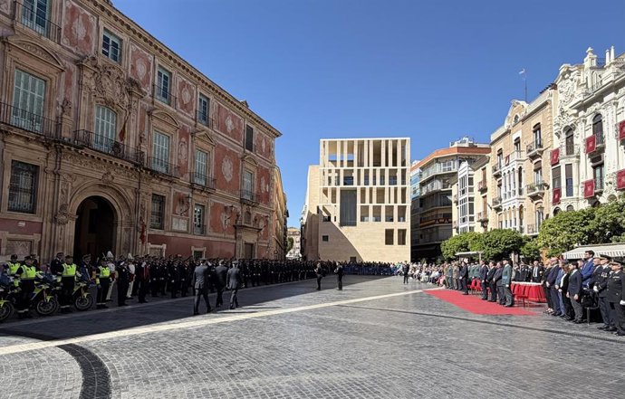 Archivo - El concejal de Seguridad Ciudadana y Emergencias, Fulgencio Perona, en el acto de entrega de condecoraciones con motivo de la festividad de San Patricio