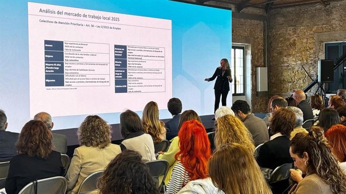 La concejala de Gobierno Abierto, Promoción Económica y Empleo, Mercedes Bernabé, interviene en el Consejo Territorial de Empleo y Desarrollo Local