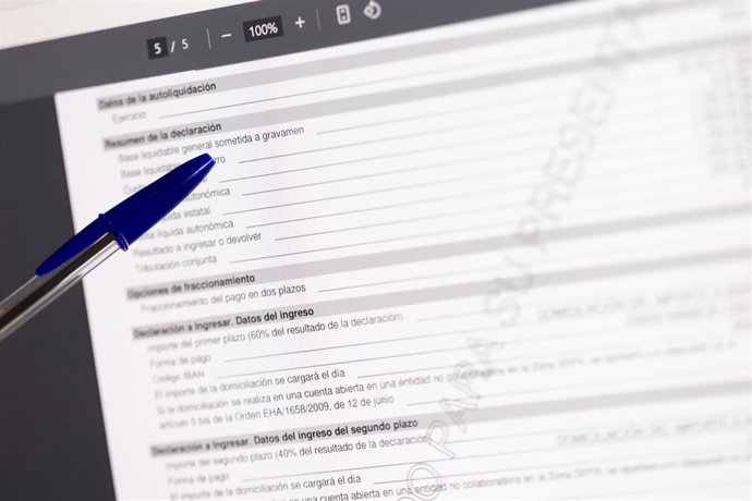 Archivo - Una persona cumplimenta la declaración de la Renta