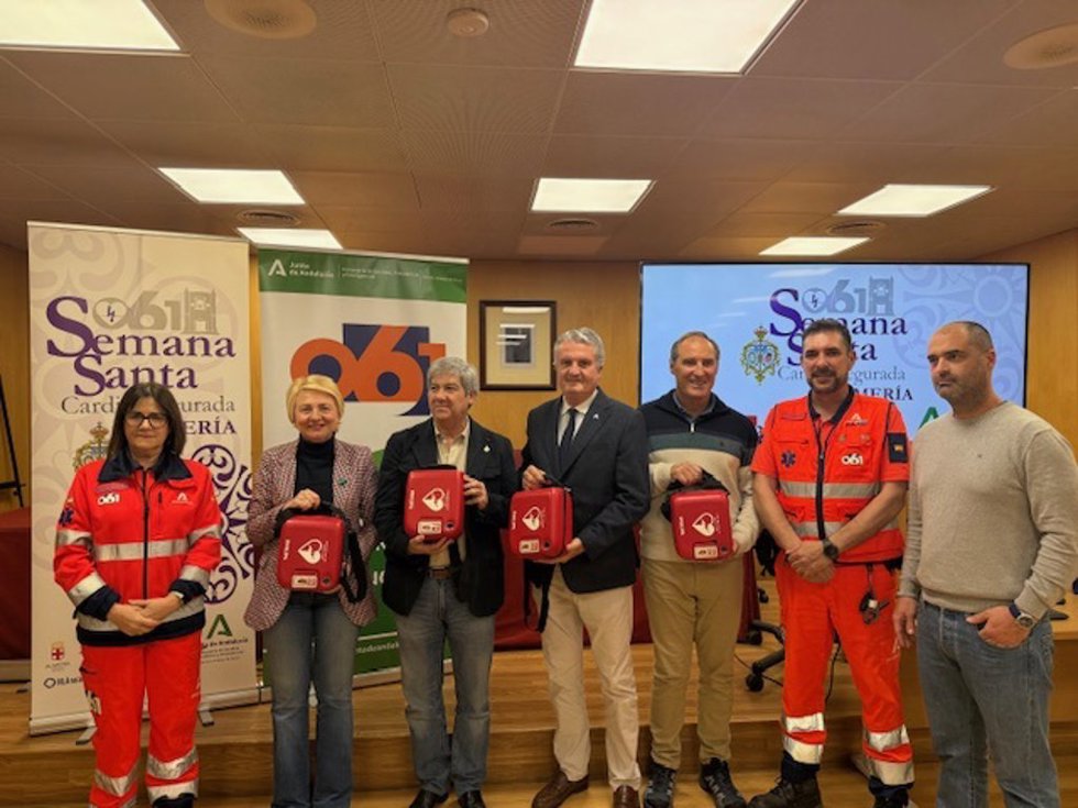 Acto de entrega de los desfibriladores para 'cardioasegurar' la Semana Santa en Almería.