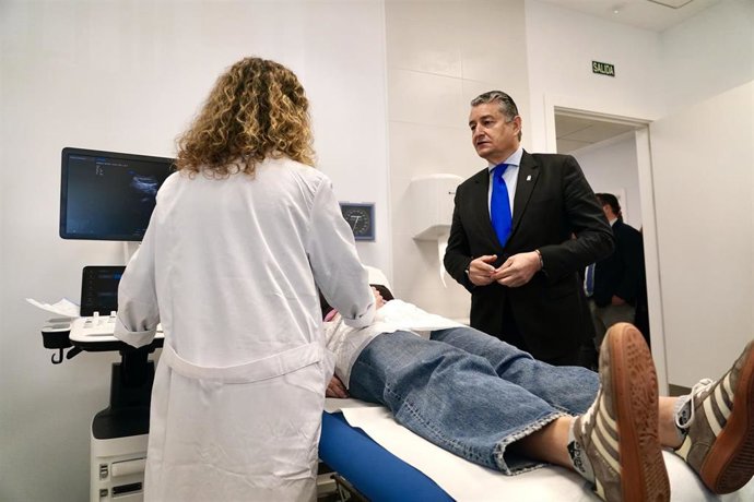 El consejero de Sanidad, Presidencia y Emergencias de la Junta de Andalucía, Antonio Sanz, visita las instalaciones del nuevo Centro de Salud La Campana-Nueva Andalucía tras su inauguración.